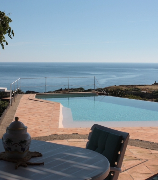 Piscina privata con vista mare