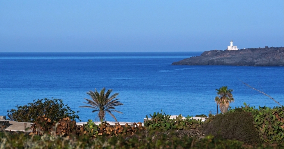 Vista del faro di Punta Spadillo